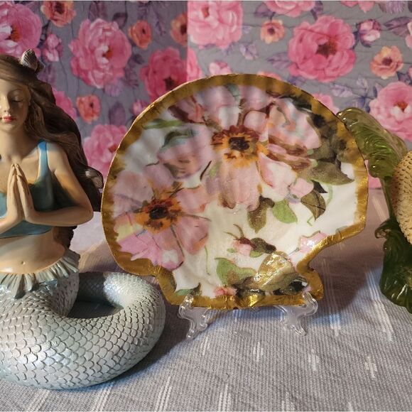 DECOUPAGE PINK FLOWERS ON A SCALLOPED SHELL - Picture 1 of 3